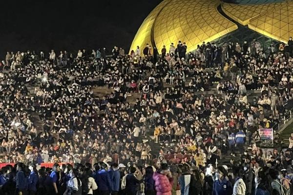 Đi du lịch Đà Lạt mùa đông, cả nhà nằm giữa đường đắp chăn bông-4