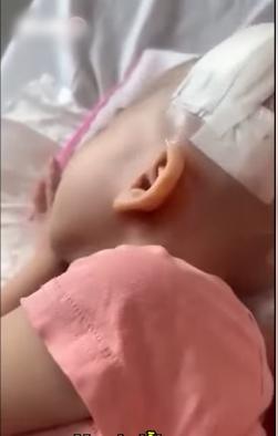 Đau lòng hình ảnh em bé vừa khóc vừa xin lỗi mẹ trước khi ra đi-2