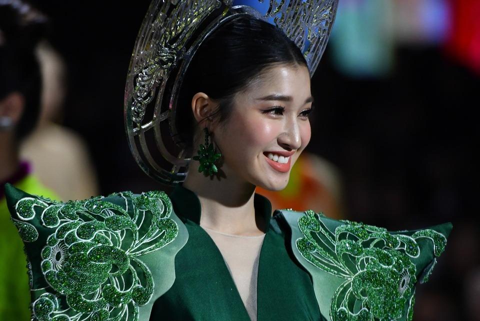 Hoa hậu và chiêu hút khách ở Tuần lễ Thời trang Quốc tế Việt Nam 2022-1
