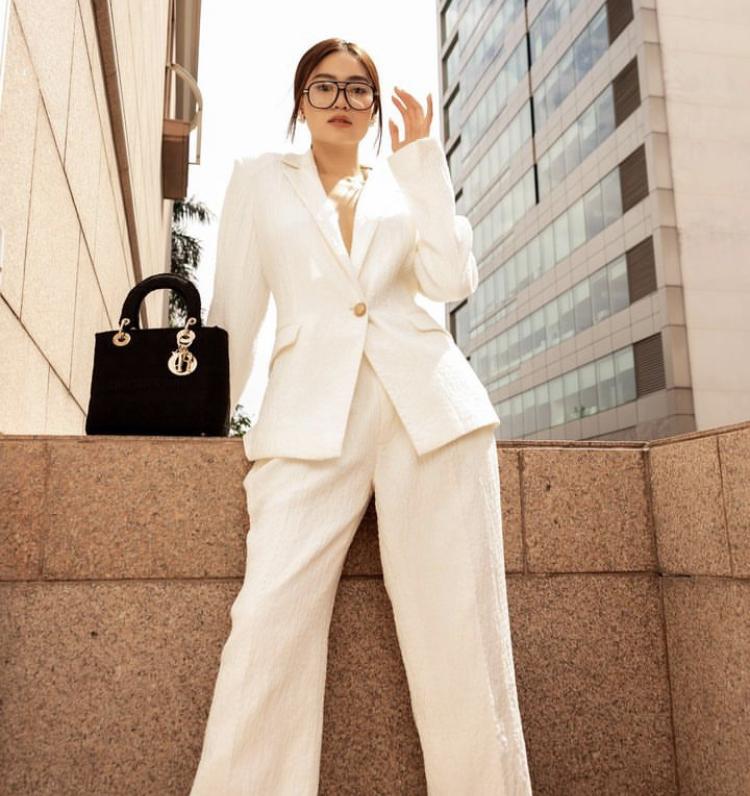 Kỳ Duyên, Thảo Nhi Lê mix đồ hack dáng với quần âu trắng-9