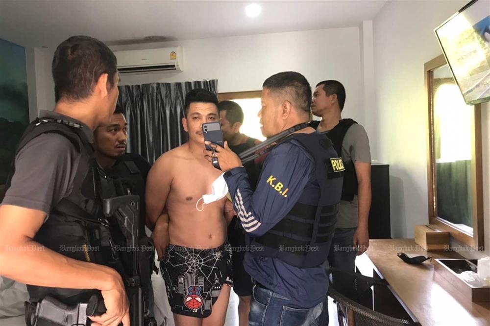 Chồng ngoại tình 3 cô cùng lúc, vợ bắt quả tang bị bắn tử vong-1