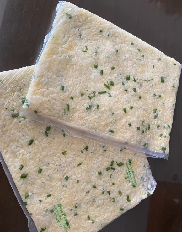 Cơm nguội tưởng bỏ đi được biến tấu thành món ăn thơm phức, giòn tan-2