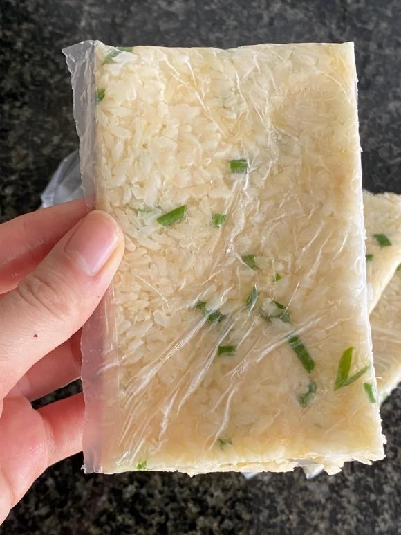 Cơm nguội tưởng bỏ đi được biến tấu thành món ăn thơm phức, giòn tan-3