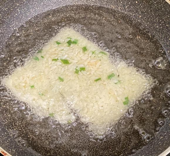 Cơm nguội tưởng bỏ đi được biến tấu thành món ăn thơm phức, giòn tan-4