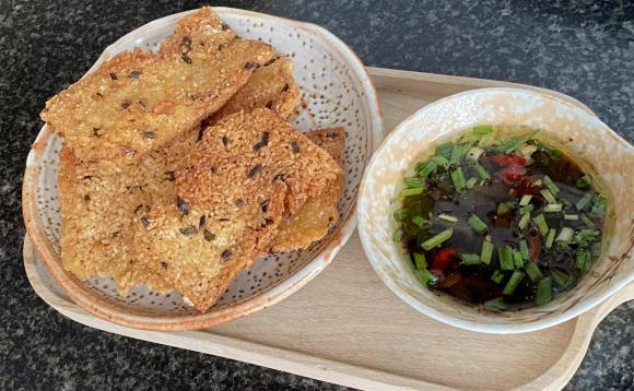 Cơm nguội tưởng bỏ đi được biến tấu thành món ăn thơm phức, giòn tan-5