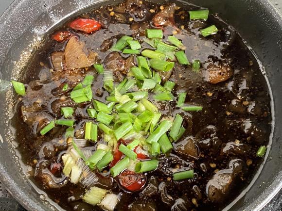 Cơm nguội tưởng bỏ đi được biến tấu thành món ăn thơm phức, giòn tan-7