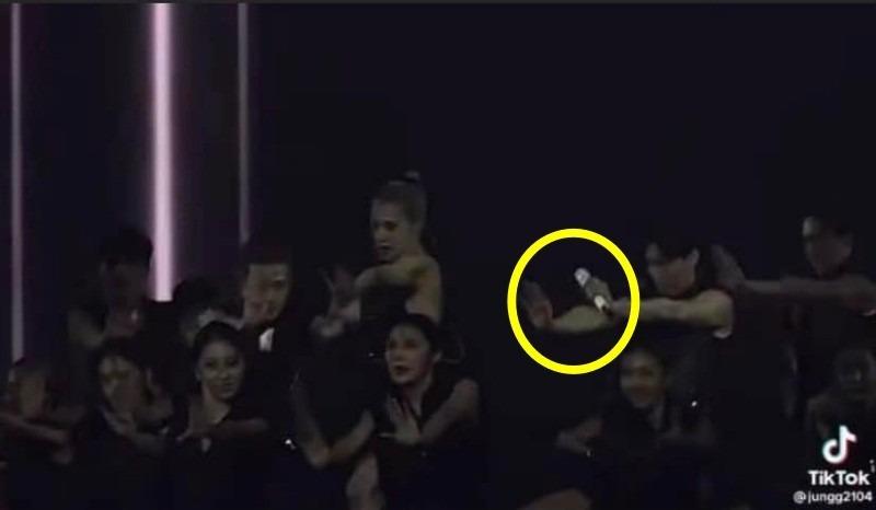 Rosé (BLACKPINK) mải nhảy mà quên hát, đưa cả micro cho vũ công-2