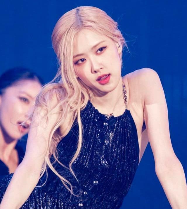 Rosé (BLACKPINK) mải nhảy mà quên hát, đưa cả micro cho vũ công-3