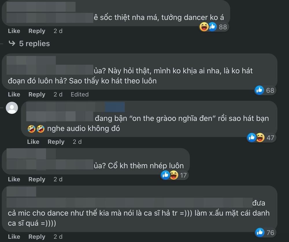 Rosé (BLACKPINK) mải nhảy mà quên hát, đưa cả micro cho vũ công-4