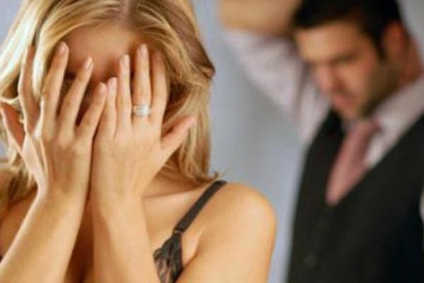 Nghe tiếng động phòng bảo mẫu, vợ tỉnh giấc mộng hôn nhân-1