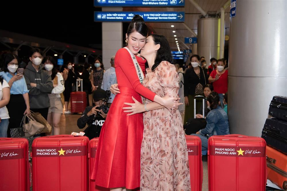 8 nàng hậu tiễn Phương Anh lên đường thi Miss International 2022-5