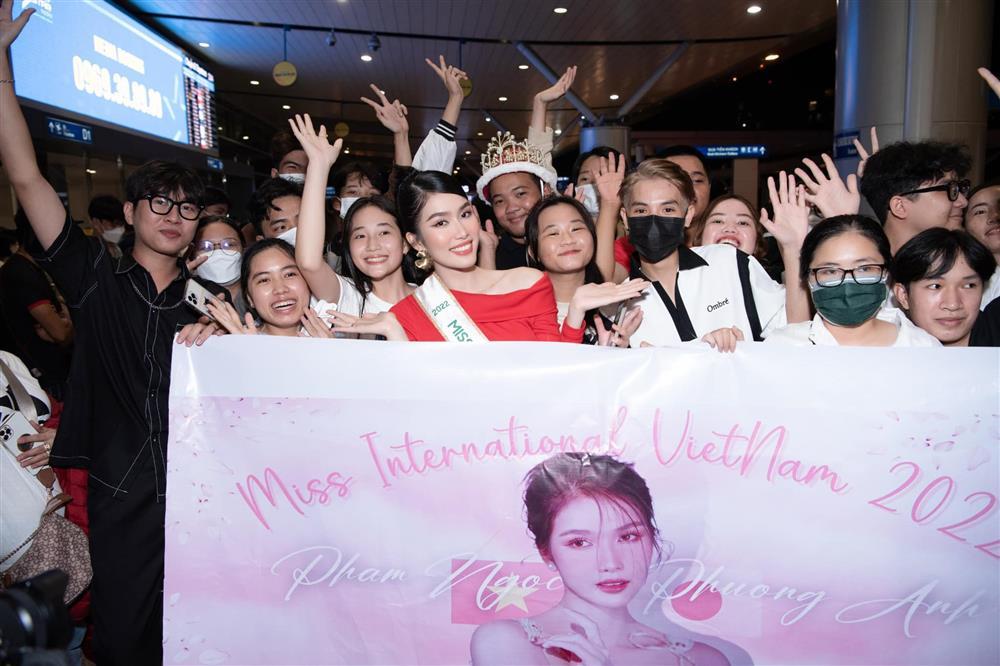 8 nàng hậu tiễn Phương Anh lên đường thi Miss International 2022-7