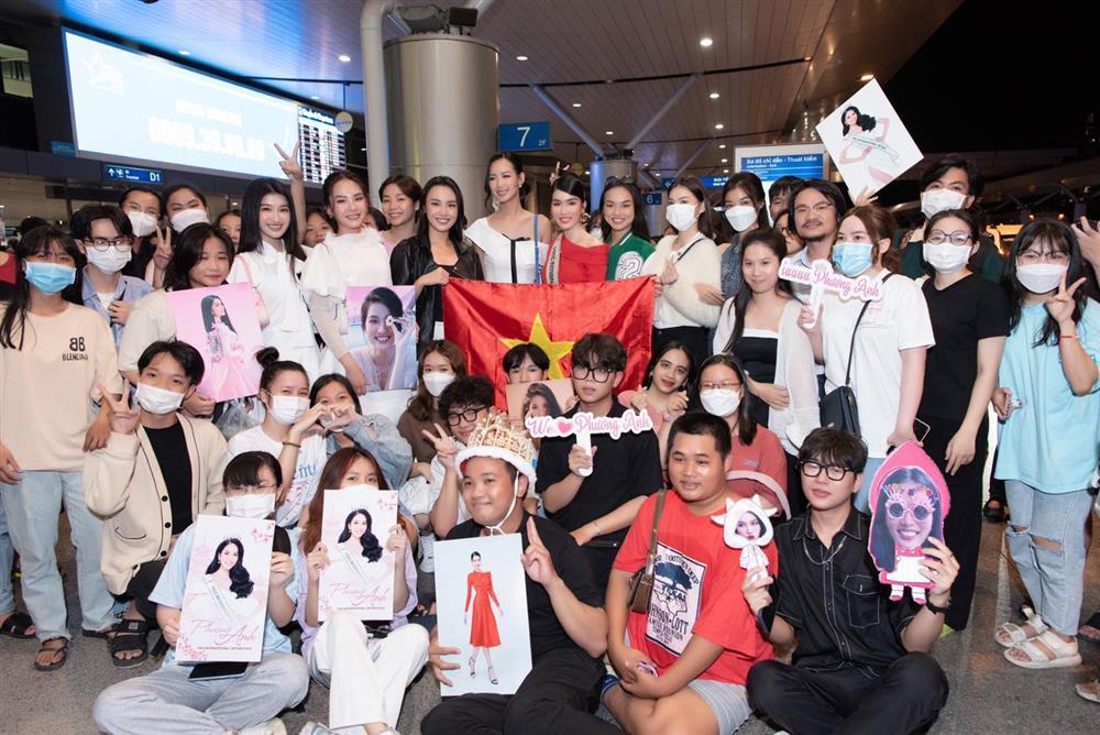 8 nàng hậu tiễn Phương Anh lên đường thi Miss International 2022-8