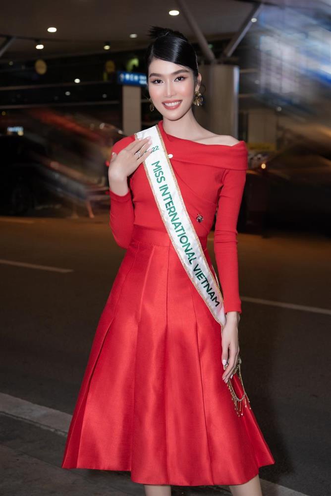 8 nàng hậu tiễn Phương Anh lên đường thi Miss International 2022-3