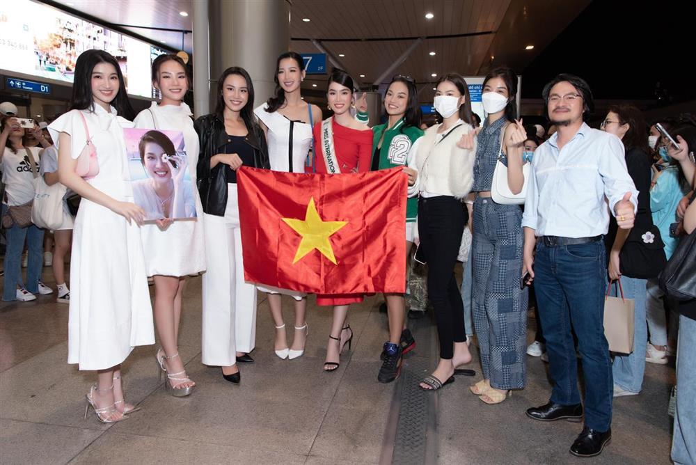 8 nàng hậu tiễn Phương Anh lên đường thi Miss International 2022-6