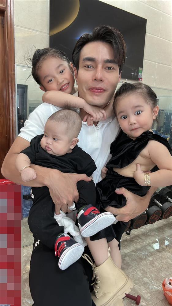 Lê Dương Bảo Lâm 1 nách 3 con, ảnh hậu trường khó đỡ-2