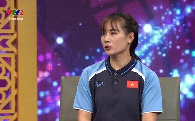Đỗ Thị Hà, Lương Thùy Linh mặc nền nã khi lần đầu bình luận bóng đá-7