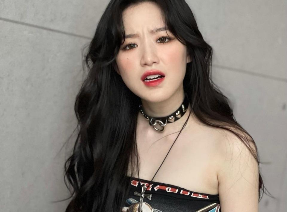 Nữ ca sĩ liên tục gây tranh cãi-1