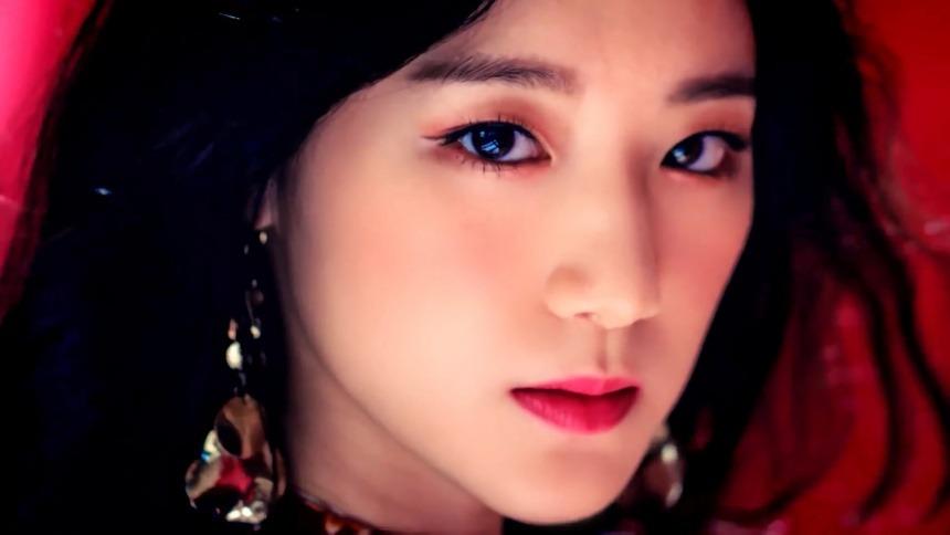 Nữ ca sĩ liên tục gây tranh cãi-2