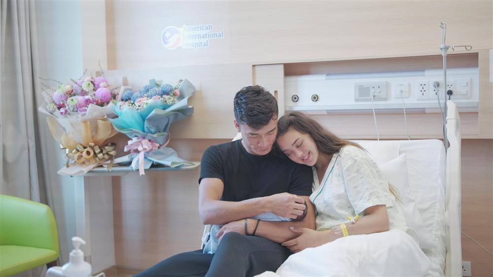 Bùi Tiến Dũng nửa đêm mò dậy chăm con, vợ Tây phản ứng bất ngờ-8