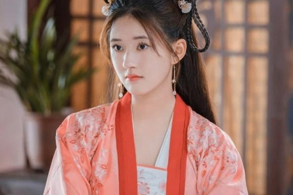 Triệu Lộ Tư bị chê nọng cằm, ảnh thực tế mập khác hẳn ảnh tự đăng-5