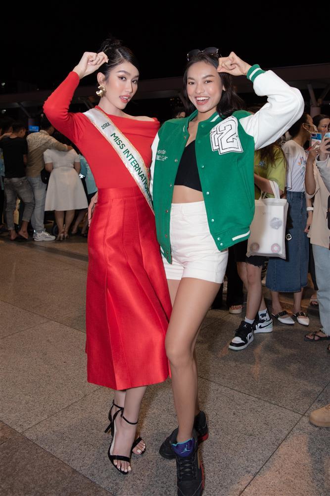 Mai Ngô kẻ chân mày khắp nơi, từ quân ngũ tới sân bay-1