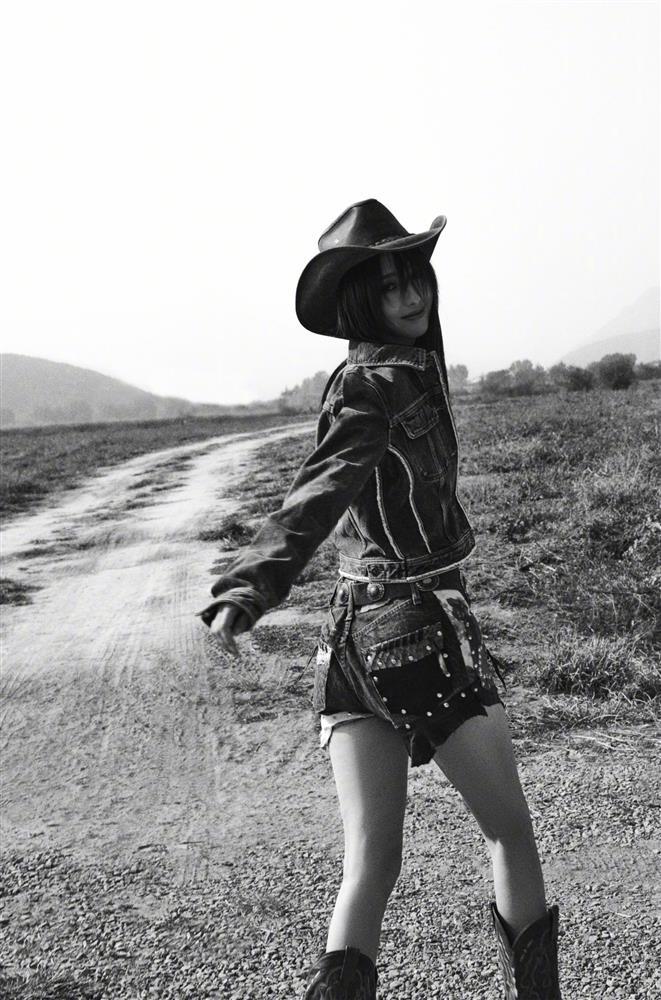 Đồng Lệ Á hack tuổi với phong cách mùa đông chất lừ-3