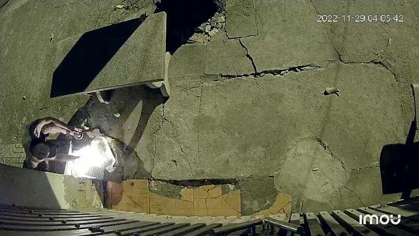 Clip: Mang cả can xăng đốt nhà hàng xóm, bị bén lửa bỏng chân-1