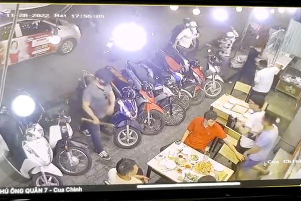 Côn đồ phá tan quán nhậu, khách xem World Cup chạy tán loạn-2