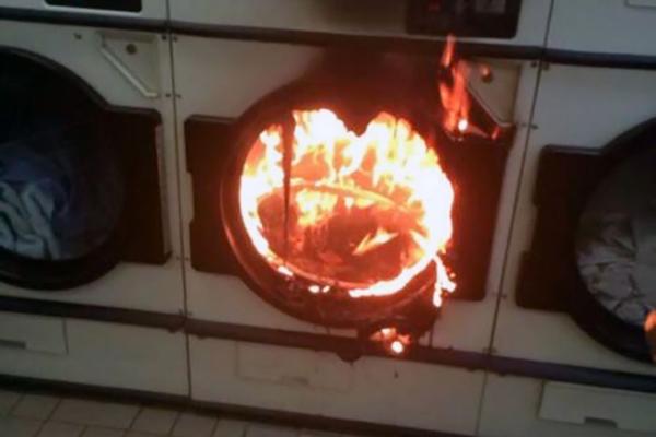 Loạt du khách gặp sự cố kinh hoàng khi chơi đu quay dây văng-1