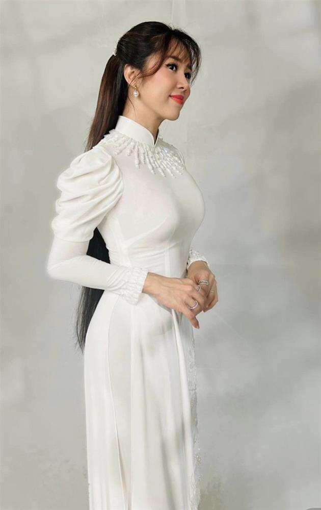 Giảm cân thành công, Lê Phương mặc vừa áo dài của thí sinh Hoa hậu-2