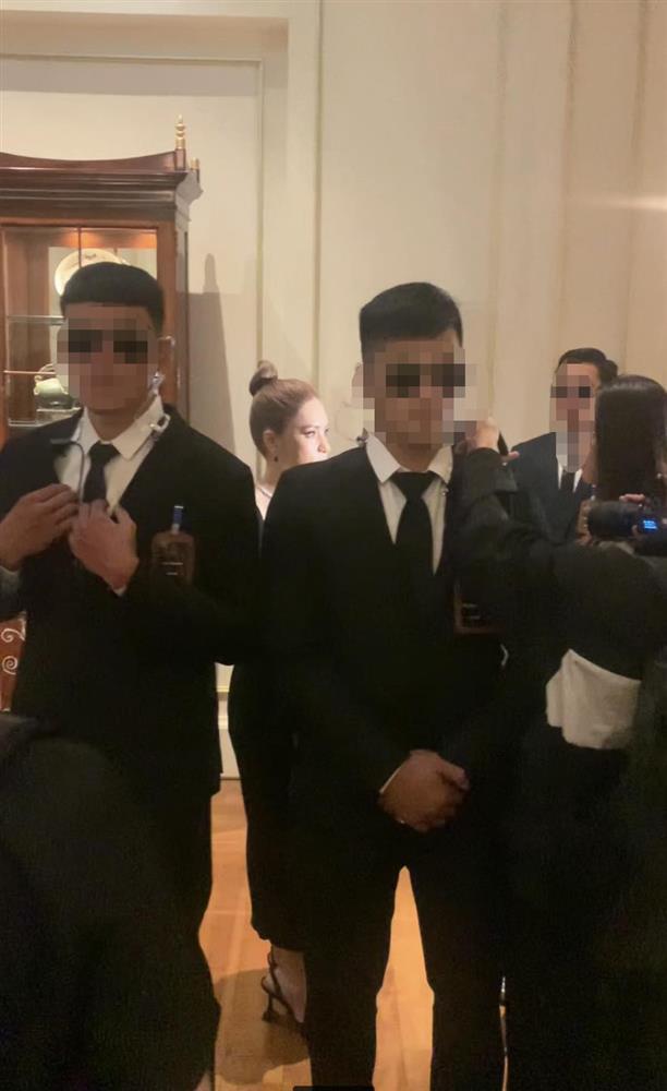 Đoàn Di Băng mang dàn vệ sĩ đi sự kiện, nhan sắc lại bị soi-1