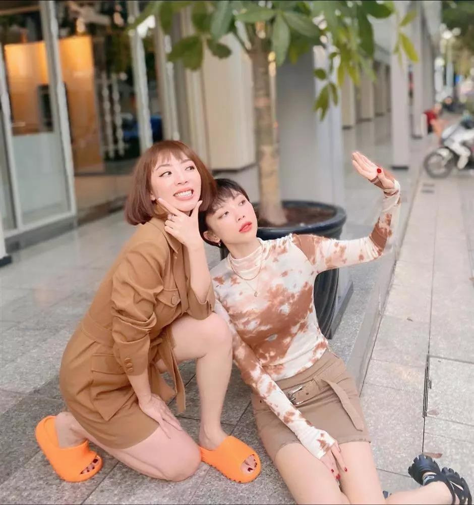 2 cặp đôi Vbiz: Vợ giống nhau ngoại hình, chồng y chang cái nết-14