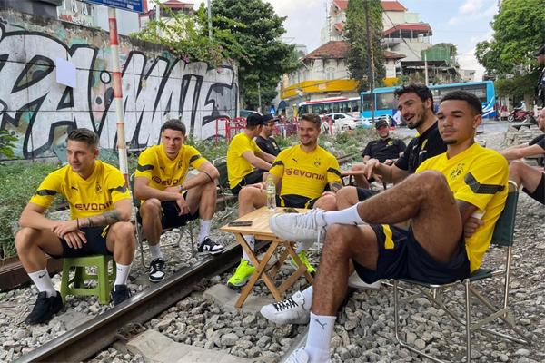 Nhiều cầu thủ Borussia Dortmund chụp ảnh ở cà phê đường tàu-1