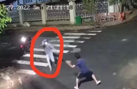 Clip: Người phụ nữ đi đường bị kẻ cướp cầm dao lao tới cứa cổ-1
