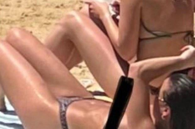Nữ du khách bị chụp trộm cảnh phơi ngực trần tắm nắng-2