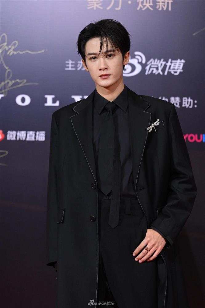 Triệu Lệ Dĩnh đứng tuổi, Tiêu Chiến mất phong độ ngoại hình-12