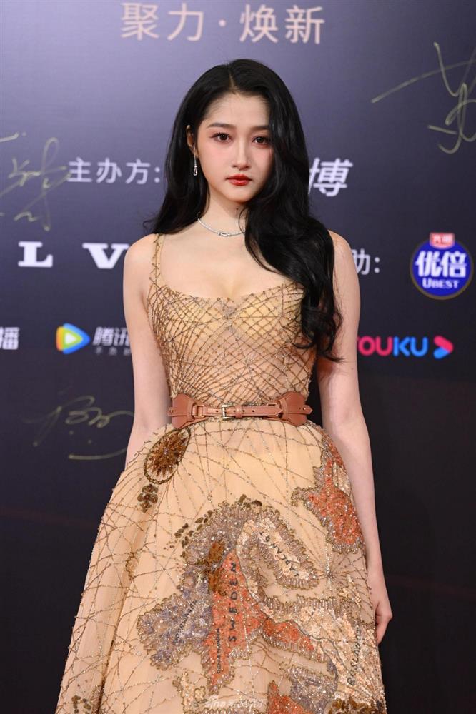 Triệu Lệ Dĩnh đứng tuổi, Tiêu Chiến mất phong độ ngoại hình-4