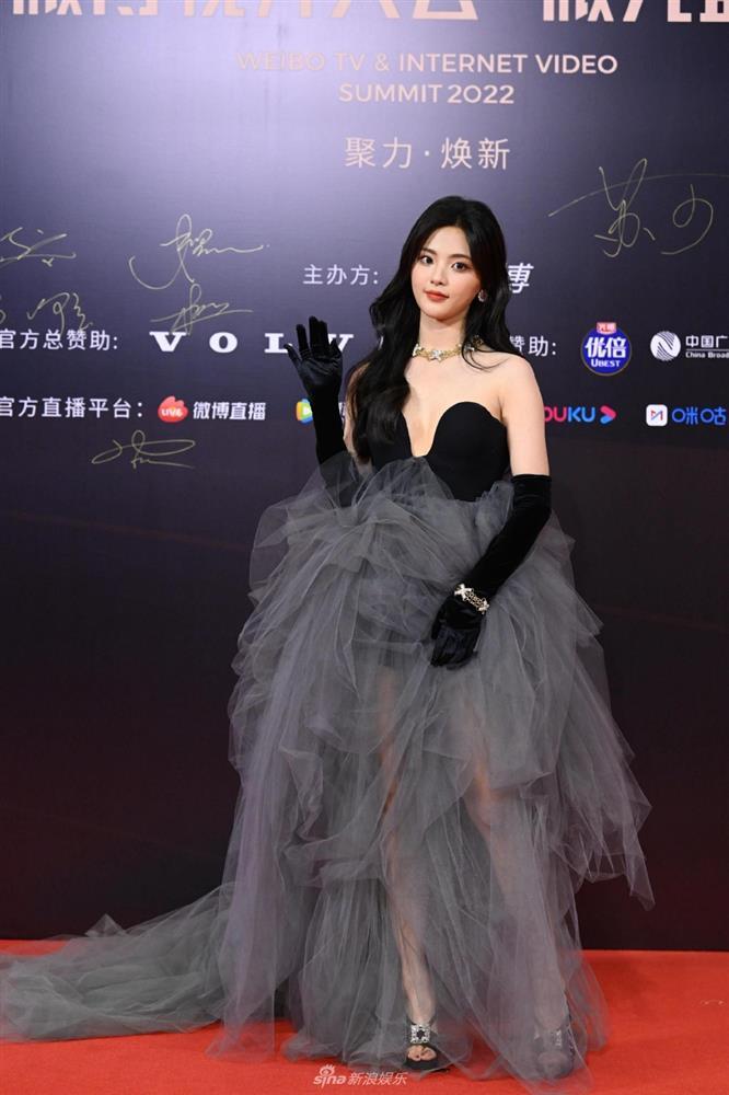 Triệu Lệ Dĩnh đứng tuổi, Tiêu Chiến mất phong độ ngoại hình-5