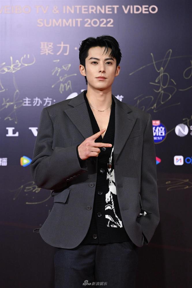 Triệu Lệ Dĩnh đứng tuổi, Tiêu Chiến mất phong độ ngoại hình-7