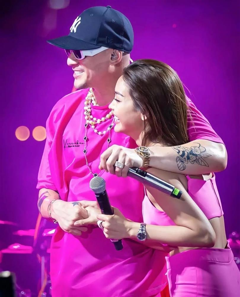 Á hậu Engfa Waraha nhảy phản cảm với ca sĩ nam-2