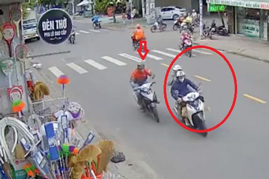 Clip: Cô gái bị tên cướp ngang nhiên giật túi xách giữa đường