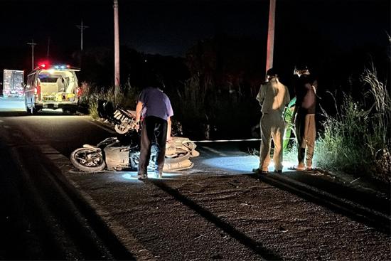 Xe máy chở 3 lao vào lề đường, bé gái 11 tuổi và chó cưng tử vong