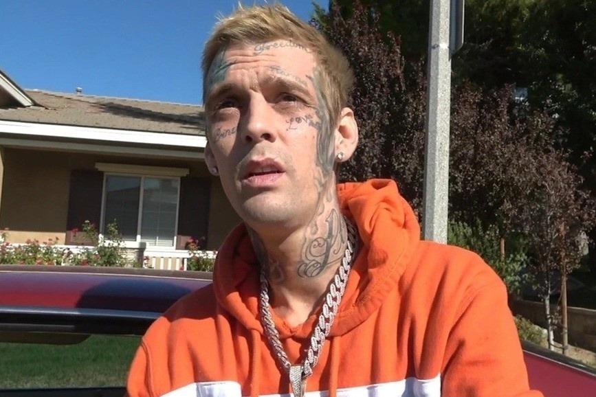 Rải tro cốt của Aaron Carter xuống biển-1