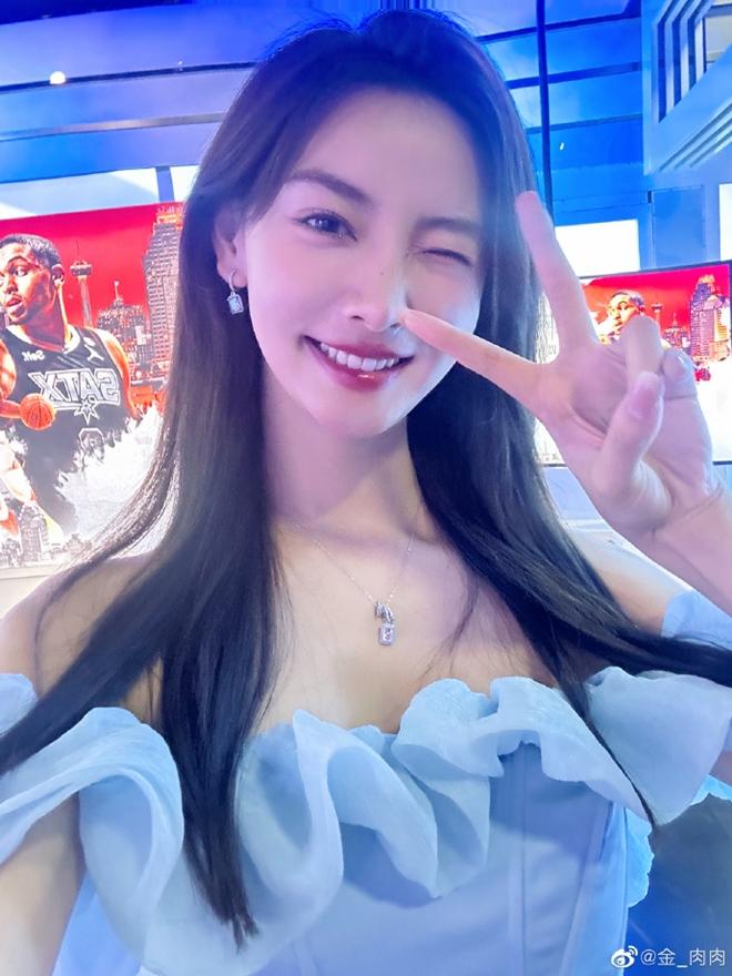 Nữ MC dẫn sóng World Cup gây nghẽn mạng vì quá xinh đẹp-5