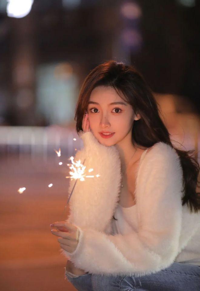 Nữ MC dẫn sóng World Cup gây nghẽn mạng vì quá xinh đẹp-11