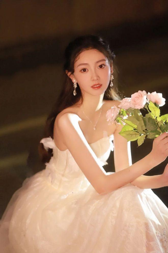 Nữ MC dẫn sóng World Cup gây nghẽn mạng vì quá xinh đẹp-12