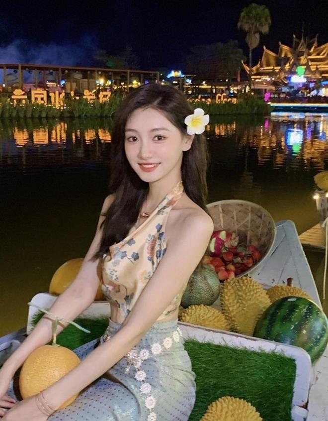 Nữ MC dẫn sóng World Cup gây nghẽn mạng vì quá xinh đẹp-13