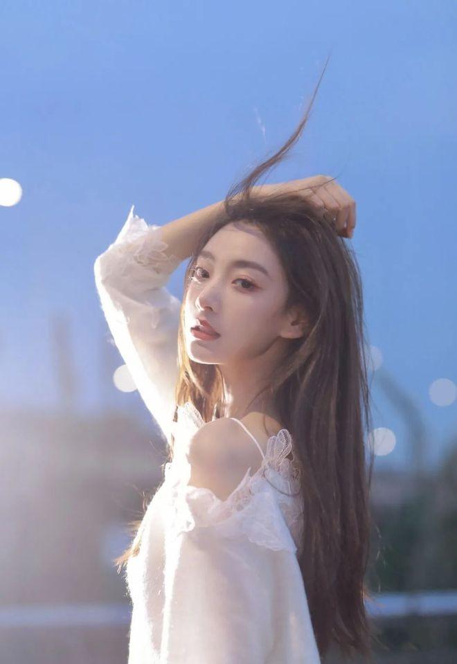 Nữ MC dẫn sóng World Cup gây nghẽn mạng vì quá xinh đẹp-14