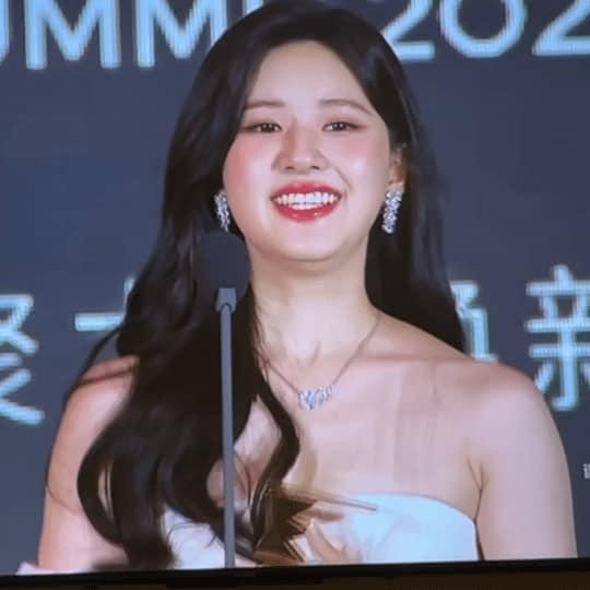 Triệu Lộ Tư bị chê nọng cằm, ảnh thực tế mập khác hẳn ảnh tự đăng-3